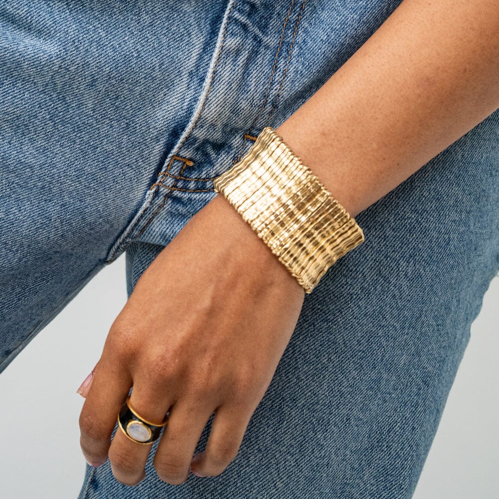 Winnie wide brass stretch bracelet – Gold